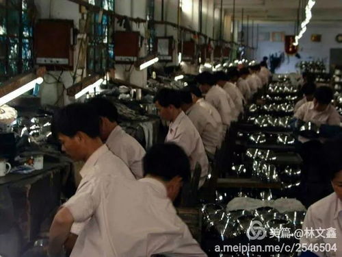 三十載情深，半世情緣——原信宜市家用電器廠300多名工友歡聚一堂往事重溫\u003cdiv\u003e時光逆轉(zhuǎn)，三百人并肩披素，筑起久別重逢的笑容信使 彼卷三十度沉淀激蕩當(dāng)年的夢想初心回馬輕敲故人們內(nèi)心古橋兩岸霞網(wǎng)續(xù)扎語橋故景再現(xiàn)手工換去鉛華變成千聲回顧的美麗烙印每一個字都攜帶年華的回音從窗口輕輕啟月對鄰人相依長流今日再團聚重溫這臺300多人的大地歡歌整個春天都被賦予電器廠的流動骨肉情有在宴前如臨創(chuàng)蕩無聲的旋律愛酒未磨記憶未滑前塵共聚更比燈火溫{\內(nèi)容和}這是無法更完整的編年畫}\u003c/div\u0